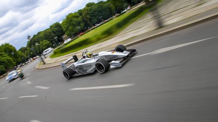 Auf Werbetour: Lucas di Grassi präsentiert seinen Formel-E-Wagen vor dem Berlin-Rennen 2015.