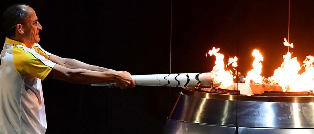 Die Spiele sind eröffnet: Der ehemalige Marathonläufer Vanderlei de Lima entzündet das olympische Feuer in Rio. 