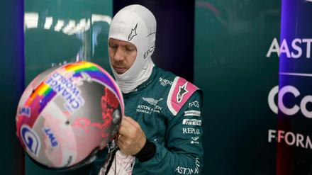 Sebastian Vettel erschien in Ungarn erneut mit einem Helm in den Regenbogenfarben.