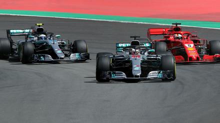 Silber schlägt Rot. Die Mercedes-Piloten Hamilton (M.) und Bottas stachen Vettel und Ferrari klar aus.