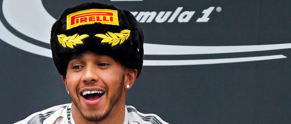 Lewis Hamilton feiert seine Triumphfahrt in Sotschi.