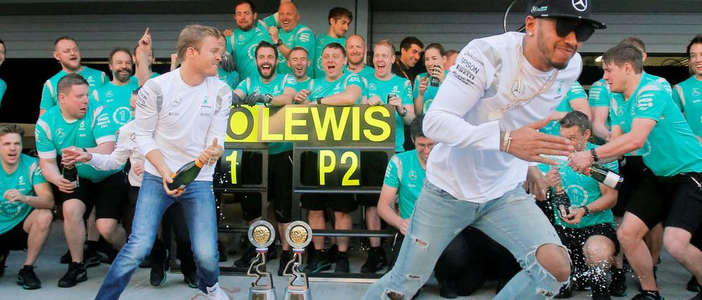Lewis Hamilton (rechts) bringt sich derzeit gerne vor Nico Rosberg in Sicherheit.
