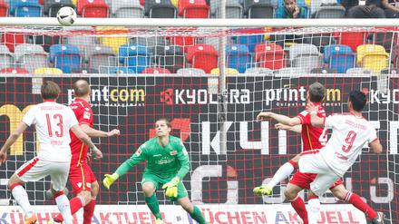 Der Düsseldorfer Özkan Yildirim (r.) erzielt den 2:2 Ausgleich in der Nachspielzeit. Union-Torwart Daniel Mesenhöler ist machtlos.