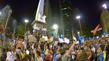 Mehrere zehntausend Menschen gingen in der Nacht in Sao Paulo in Brasilien auf die Straße