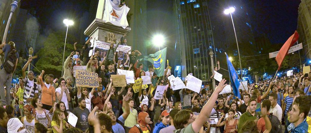 Mehrere zehntausend Menschen gingen in der Nacht in Sao Paulo in Brasilien auf die Straße