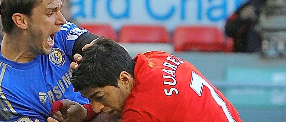 Der Dracula von Anfield: Liverpools Luis Suárez (rechts) soll seinen Gegenspieler Branislav Ivanovic im Spiel gegen Chelsea Mitte April gebissen haben.
