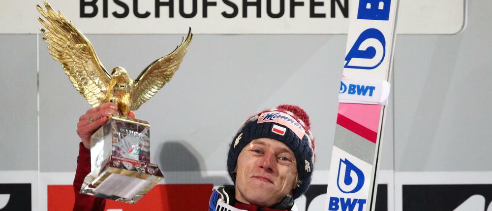 Lächeln, bitte. Dawid Kubacki darf den goldenen Adler für den Gesamtsieg bei der Tournee nach oben halten.