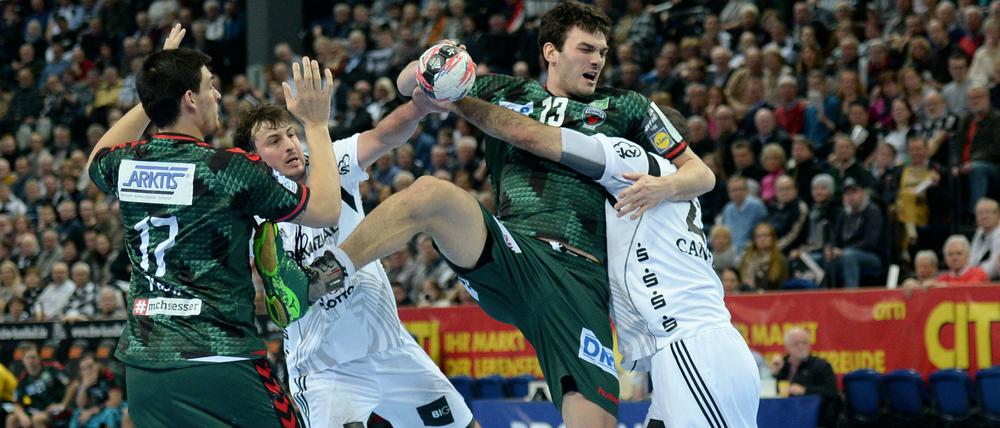 Kein Durchkommen. Berlins Petar Nenadic (2.v.r) und Kiels Joan Canellas (r) kämpfen um den Ball.