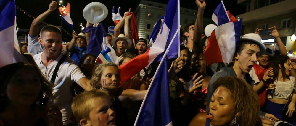 Französische Fans feiern den Finaleinzug in Marseille.