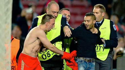 Geschenke nur nach dem Spiel. Franck Ribéry steckt einem Fan sein Trikot zu.