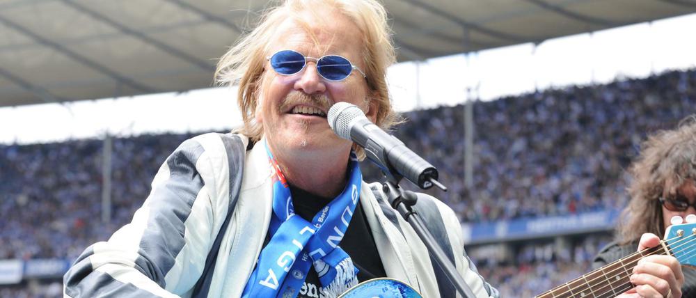 Hertha BSC: Frank Zander singt mit Band in der Ostkurve des Olympiastadions.