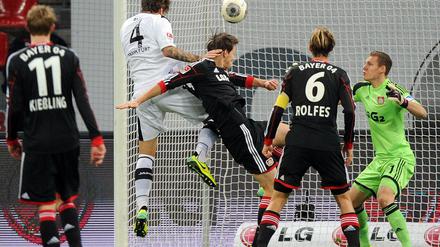 Frankfurts Marco Russ (2.v.l.) trifft gegen Leverkusens Torhüter Bernd Leno (r) zum 0:1.