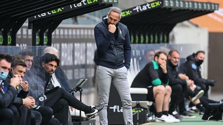 Zum Nägelkauen. Adi Hütter kassierte mit Eintracht Frankfurt eine heftige Niederlage gegen seinen künftigen Klub Borussia Mönchengladbach.