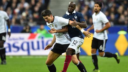 Die Cousine von Frankreichs Nationalspieler Lassana Diarra (hinten, gegen Mario Gomez) wurde bei den Anschlägen in Paris getötet.