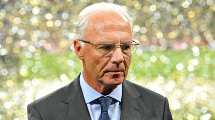 Franz Beckenbauer habe rund 5,5 Millionen Euro erhalten für seine Arbeit im OK, berichtet der Spiegel.