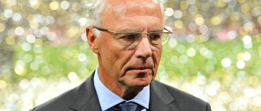 Franz Beckenbauer habe rund 5,5 Millionen Euro erhalten für seine Arbeit im OK, berichtet der Spiegel.