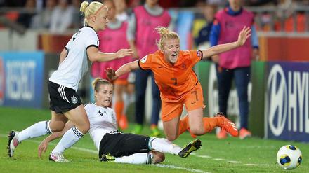 Leonie Maier und Simone Laudehr kämpfen gegen die Holländerin Kirsten van de Ven beim EM-Auftakt der DFB-Frauen in Växjö.