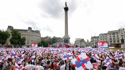 Die Begeisterung in England über den EM-Titel ist riesig: Englische Fans schwenken Fahnen, während sie auf die Ankunft ihrer Fußballnationalmannschaft am Trafalgar Square warten.
