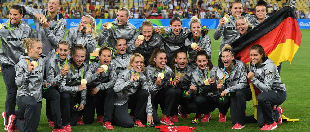Das wird die Männer daheim gefreut haben. Das deutsche Team nach dem Gewinn der Goldmedaille in Rio 2016.