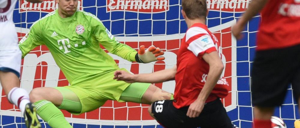 An der richtigen Stelle: Nils Petersen (r.) trifft gegen Bayern-Torwart Manuel Neuer zum 2:1 für den SC Freiburg.