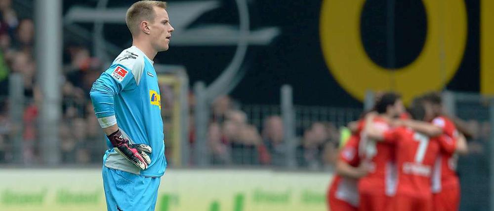 Gladbachs Torwart Ter Stegen sprachlos, die Freiburger jubeln: Ohne Not gab die Borussia das Spiel aus der Hand.