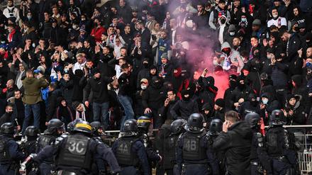 Das Spiel zwischen dem Paris FC und Olympique Lyon wurde nach Auseinandersetzungen auf den Tribünen abgebrochen. 
