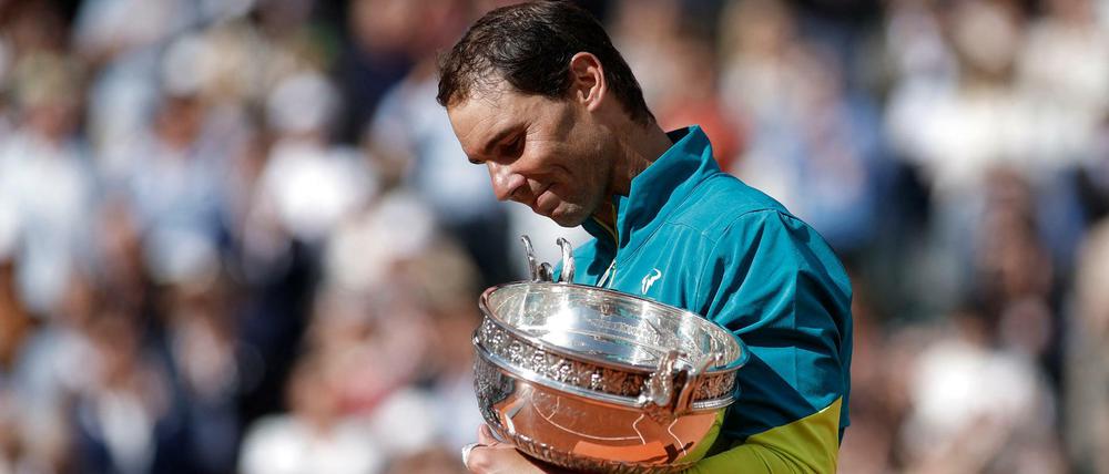 Wieder Sieger in Paris: Rafael Nadal mit dem Pokal