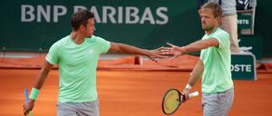 Gut gemacht, Kollege. Kevin Krawietz (links) and Andreas Mies gewinnen bei den French Open die Doppel-Konkurrenz.