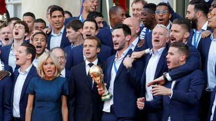 Die Politik feiert mit: Emmanuel Macron (rechts neben Gattin Britgitte) jubelt mit Frankreichs Nationalspielern.