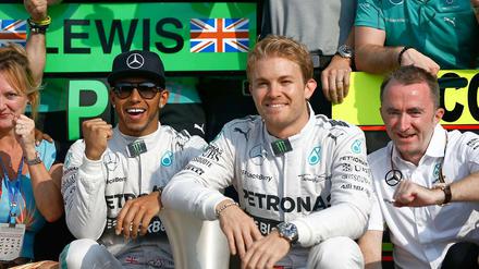 Gute Freunde? Na, zumindest gut fahrende Teamgefährten sind Hamilton (l.) und Rosberg (zweiter von rechts).