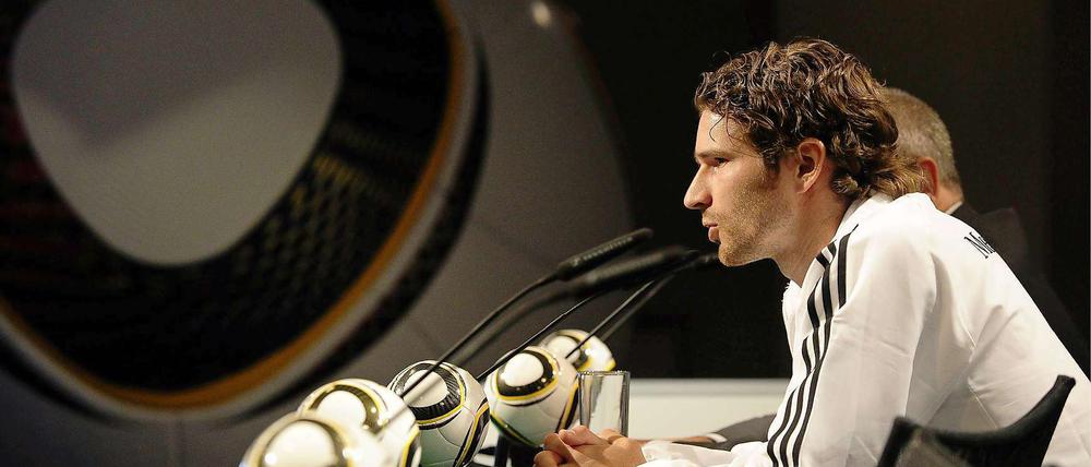Zuversichtlich: Nationalspieler Arne Friedrich bei der DFB-Pressekonferenz am Montag.
