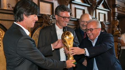 Gold verbindet. Bundestrainer Joachim Löw (l.) und sein Vorgesetzter Fritz Keller (r.), der Präsident des Deutschen Fußball-Bundes.