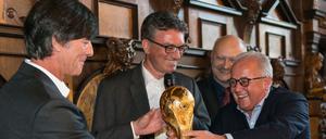 Gold verbindet. Bundestrainer Joachim Löw (l.) und sein Vorgesetzter Fritz Keller (r.), der Präsident des Deutschen Fußball-Bundes.