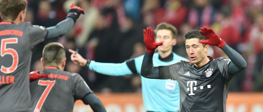 Bayerns Robert Lewandowski (r) jubelt nach seinem Treffer zum 1:1 mit Bayerns Franck Ribery und Bayerns Thomas Mueller (l).
