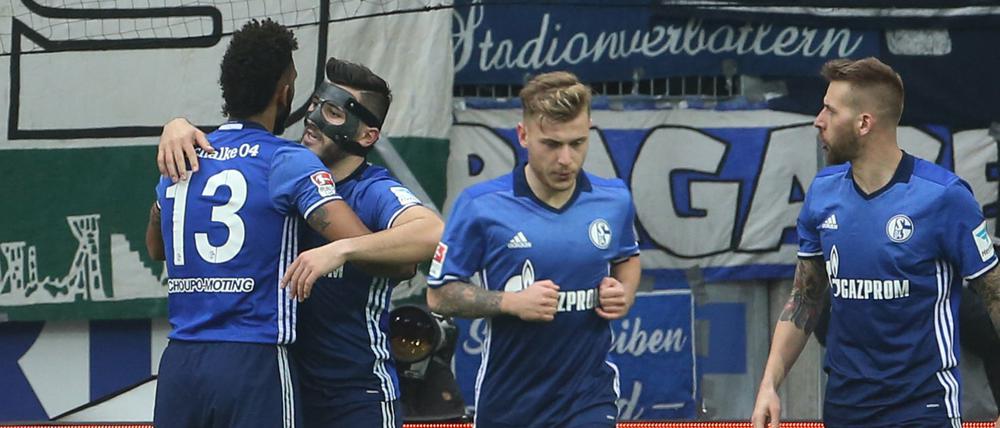 Die Schalker feiern ihrenTorschützen Sead Kolasinac. 