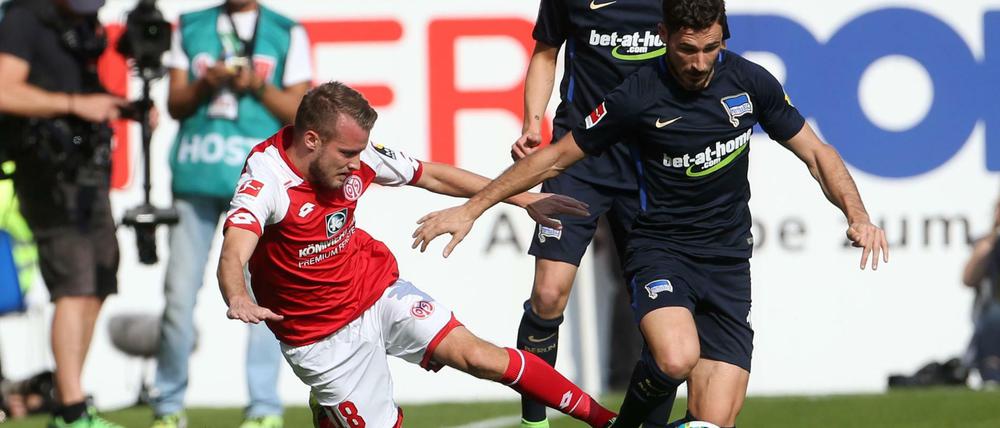 Kein Tor von Mathew Leckie (r.), kein Sieg für Hertha BSC.