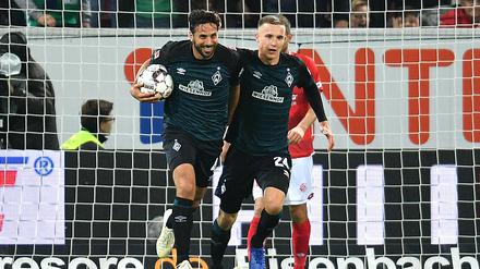 Späte Freude: Bremens Claudio Pizarro (l) und Bremens Johannes Eggestein jubeln nach dem Treffer zum 1:2 durch Pizarro. 