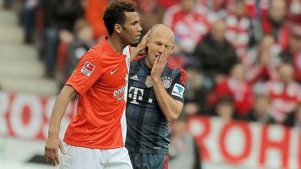 Aufgehschoben ist nicht aufgehoben: Mainz' Choupo-Moting tröstet Bayerns Robben, der noch nicht die Meisterschaft feiern darf.