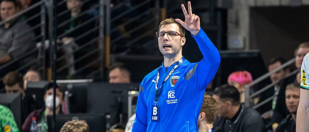 Trainer Jaron Siewert überwintert mit den Füchsen Berlin an der Tabellenspitze der Handball-Bundesliga.