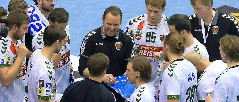 Füchse-Trainer Sigurdsson erklärt seiner Mannschaft die kommenden Spielzüge.