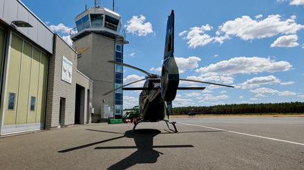 Die Bayern umflogen den Großflughafen vor den Toren der Stadt und landeten mit zwei kleineren Propellermaschinen in Schönhagen, 30 Kilometer südlich von Potsdam. 