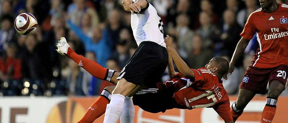 Jerome Boateng mit letztem Einsatz gegen Fulhams Bobby Zamora.