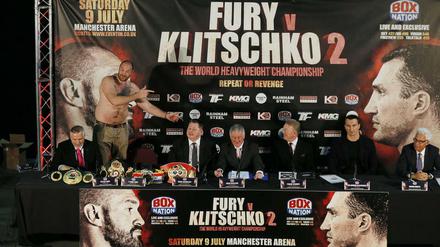 Tyson Fury zog bei der PK in Manchester schon mal blank. Wladimir Klitschko mag gar nicht hinschauen.