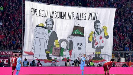 Auch im Stadion gab es zuletzt scharfe Kritik am Katar-Sponsoring des FC Bayern.
