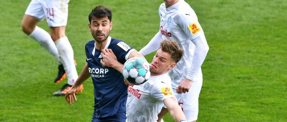 Der Zweitliga-Tabellenführer setzte sich im Spitzenspiel gegen Holstein Kiel mit 2:1 (1:0) durch.
