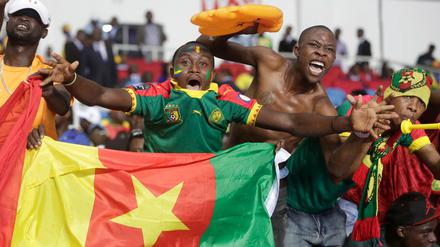 Fans der Mannschaft Kameruns bringen sich am 14.01.2017 bei den Afrikameisterschaften vor Beginn des Spieles Burkina Faso - Kamerun im Stadion de l'Amitie in der Hauptstadt Gabuns, Libreville, in Stimmung. Foto: Sunday Alamba/AP/dpa +++(c) dpa - Bildfunk+++