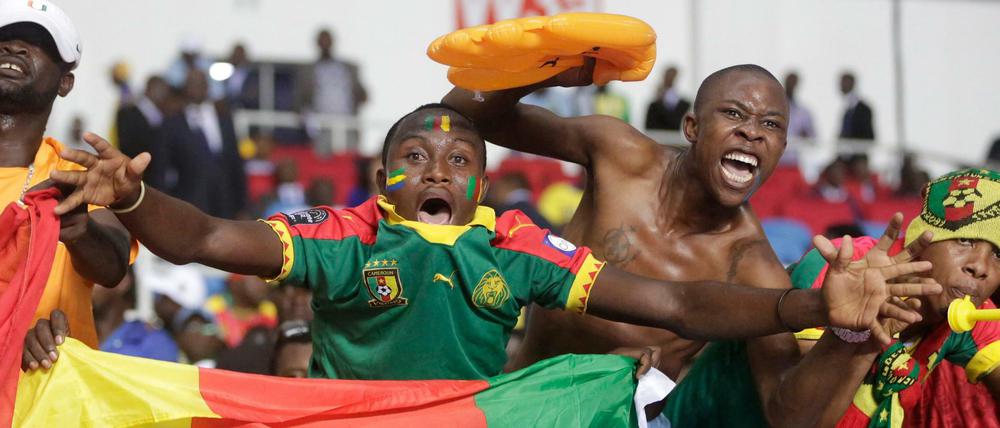 Fans der Mannschaft Kameruns bringen sich am 14.01.2017 bei den Afrikameisterschaften vor Beginn des Spieles Burkina Faso - Kamerun im Stadion de l'Amitie in der Hauptstadt Gabuns, Libreville, in Stimmung. Foto: Sunday Alamba/AP/dpa +++(c) dpa - Bildfunk+++