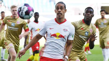Leipzigs Yussuf Poulsen (vorn) schirmt den Ball gegen Moussa Niakhaté ab. 