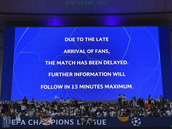 Im Stadion wurde auf der Anzeigetafel über den verspäteten Anpfiff informiert.