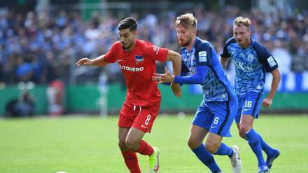 Suat Serdar (li., gegen Ole Käuper vom SV Meppen) kam von Schalke 04 zu Hertha BSC. 